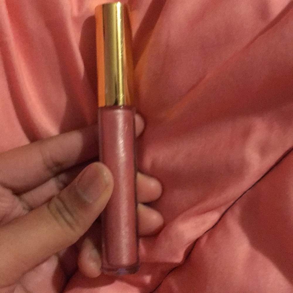 Estée Lauder lipgloss.